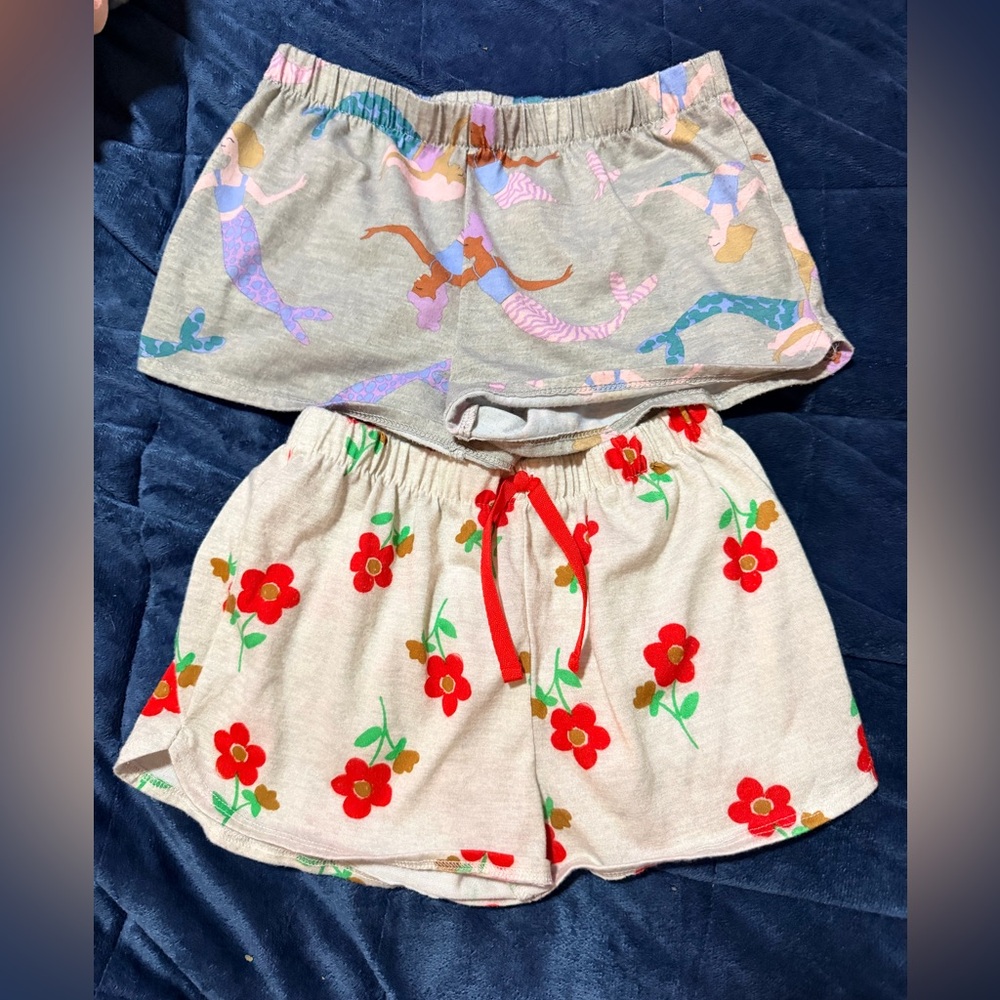 Lot: OshKosh B'gosh Coral Shorts, Grey shorts & 2 carters pj shorts